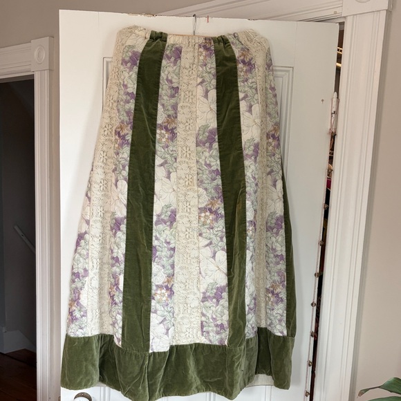 Floral Green and White Skirt - Picture 3 of 4